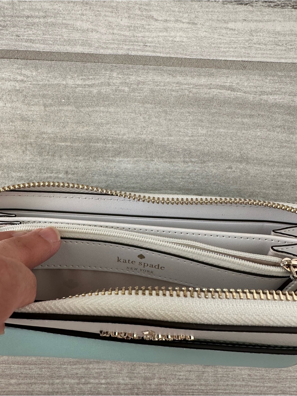 kate spade two-tone mint green and white zip-around wallet with gold logo - Picture 3 of 4